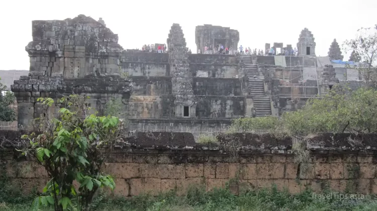 phnom bakheng siem reap cambodia
